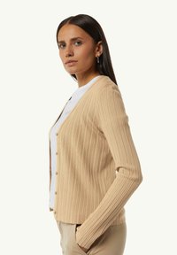 Beige gerippter Cardigan mit langen Ärmeln und rundem Halsausschnitt, mit vorderen Knöpfen und einem strukturierten Strickstoff.
