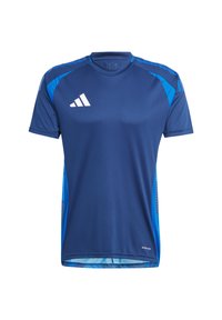Marineblauwe sportshirt met korte mouwen, voorzien van lichtblauwe accenten en een gestructureerd patroon aan de zijkanten, gemaakt van ademende stof.
