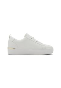 Sneaker bianco con superiore sintetico liscio, lacci piatti e punta arrotondata. Presenta una suola spessa bianca con un accento dorato sul tallone.