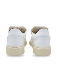 Białe skórzane trampki o fakturowanym wykończeniu, z beżową gumową podeszwą i pikowanym detalem na tyle. Prosty i czysty design.