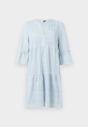 Lyseblå blondkjole med V-hals, trekvart bell-ermer og lagdelt silhuett med intrikate mønstre og teksturerte detaljer.