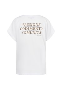 Weißes Baumwoll-T-Shirt mit kurzen, aufgerollten Ärmeln. Auf der Rückseite sind dunkelbraune Drucktexte mit den Wörtern "PASSIONE", "GODIMENTO", "COMUNITÀ" und "bugatti" zu sehen.