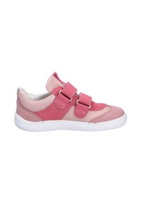 Scarpa sportiva rosa realizzata in mesh e suede, con due cinturini in velcro, punta arrotondata e suola in gomma bianca.