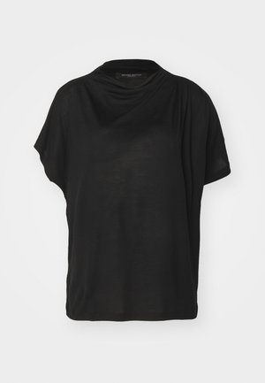 Top corto nero a maniche corte realizzato in tessuto leggero con scollo drappeggiato e vestibilità rilassata. Presenta una texture morbida e dettagli di design sottili.