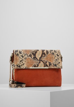 Rechteckige Handtasche mit rostfarbenem Wildlederkörper und Klappe mit Schlangenprint, versehen mit einer goldfarbenen Stange und passendem Träger mit Schlangenprint und Kettendetail.