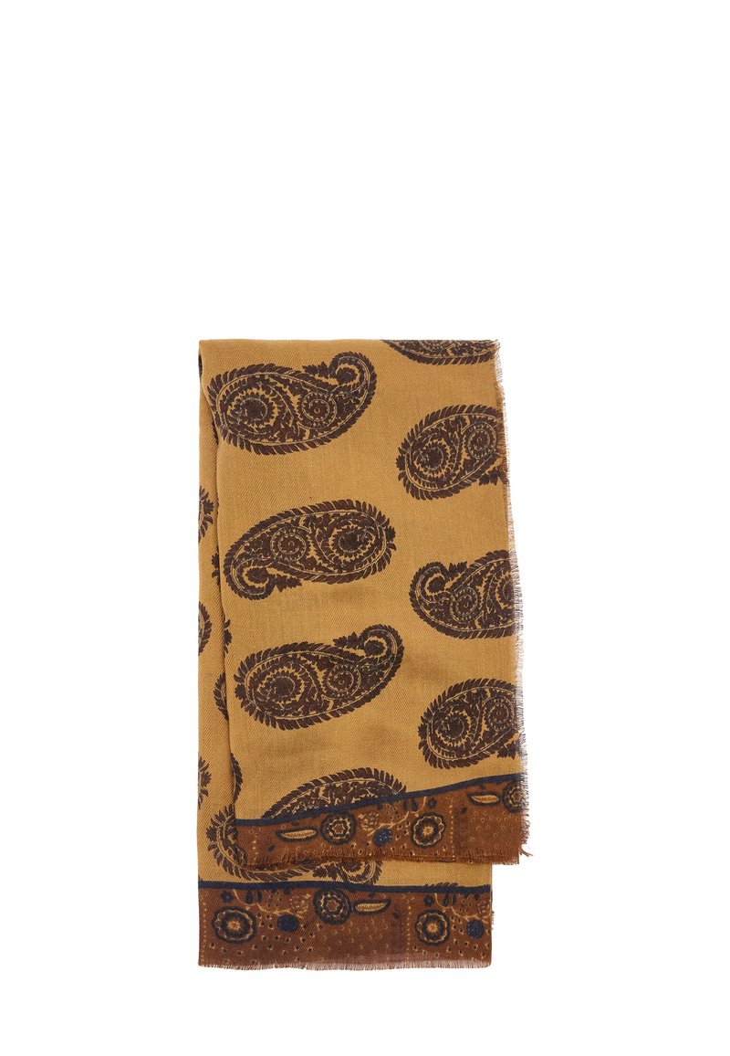 Brązowy szalik we wzór paisley, z musztardowym tłem, na którym znajdują się misternie wykonane ciemnobrązowe motywy oraz jednolita brązowa obwódka na dolnej krawędzi.