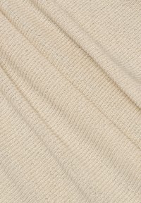 Tessuto lavorato a maglia di un leggero colore beige con filamenti metallici sottili, caratterizzato da un motivo ribbed testurizzato e una caduta morbida.
