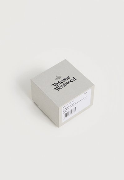 Μικρό γκρι κουτί επωνυμίας Vivienne Westwood με ετικέτα προϊόντος, γραμμωτό κώδικα και λεπτομέρειες προϊόντος σε λευκή απλή επιφάνεια.