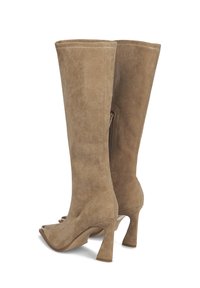 Bottes à hauteur de genou en daim tan avec un bout ouvert et un talon bloc. Elles disposent d'une fermeture à zip sur le côté et d'une texture lisse. Accentuées par des détails de couture.