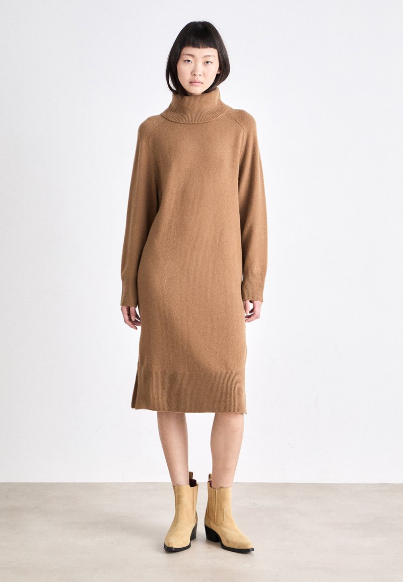 GANT DETAIL ROLLNECK DRESS - Pletené šaty - cacao