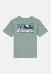 Žalia trumpomis rankovėmis marškinėliai su kalnų grafika, saule ir užrašu "Jack & Jones" ryškiu šriftu. Minkšta medvilnė.