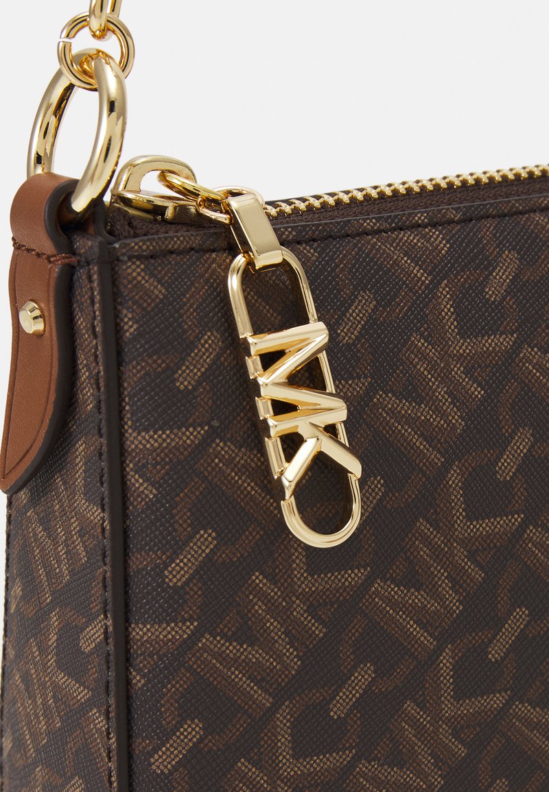 MICHAEL Michael Kors EMPIRE CHAIN POUCHETTE Borsa a mano brown