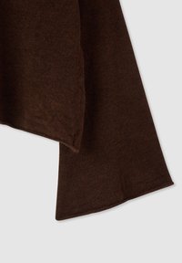 Coperta in tessuto marrone lavorato a maglia con una trama morbida e forma rettangolare, che presenta un bordo leggermente sfrangiato per un effetto rilassato.