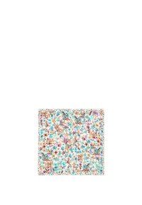 Chustka w kwiaty z pastelowym białym tłem, z wielokolorowymi kwiatami w odcieniach różu, turkusu i brązu. Kwadratowy kształt, lekki materiał.