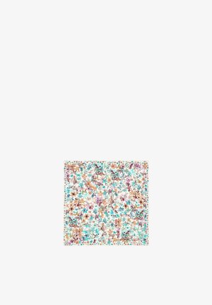 Pañuelo floral con un fondo blanco pastel adornado con flores multicolores en tonos de rosa, turquesa y marrón. Forma cuadrada, tejido ligero.