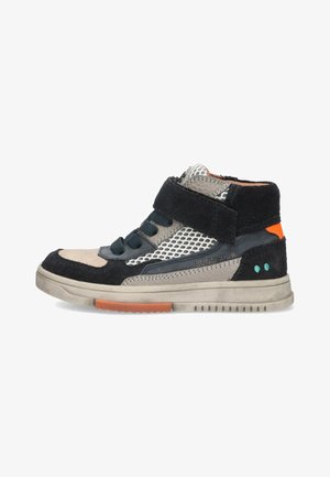Høj-top sneakers med sort suede og grå mesh overdel, blå snørebånd og orange detaljer. Har polstret krave og justerbar strop.