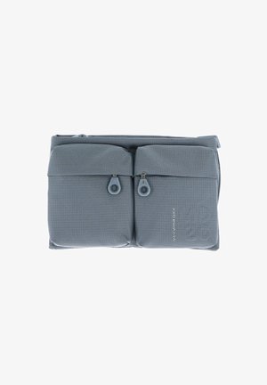 Sac en textile gris avec deux poches zippées. Présente un motif à damier, une texture lisse et un marquage discret sur le devant.