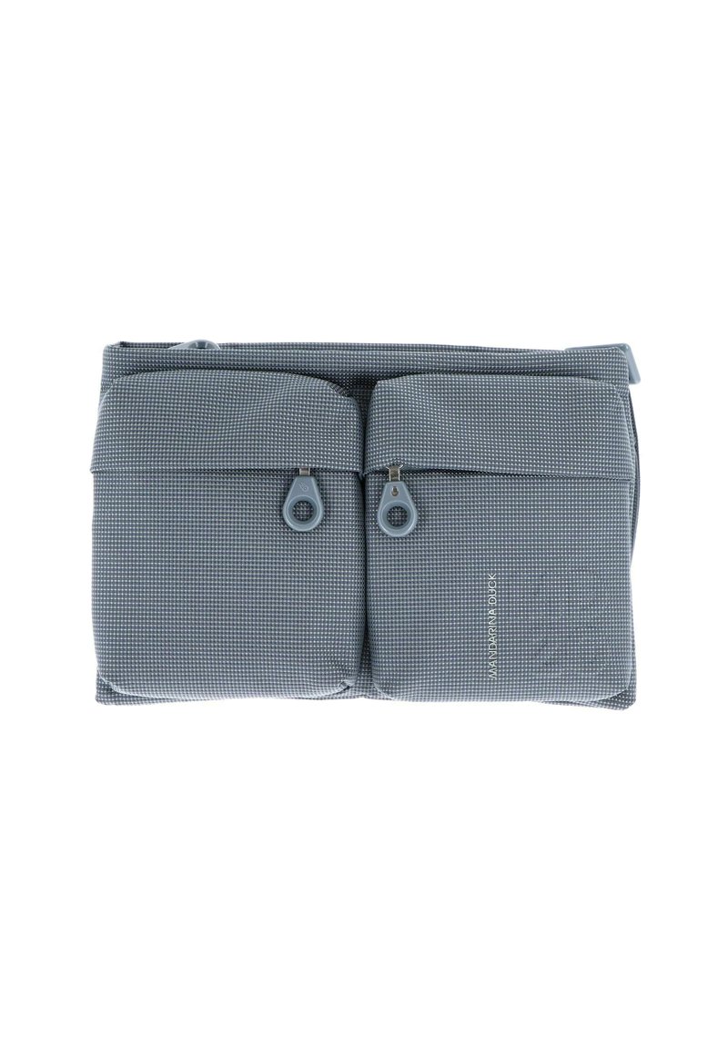 Sac en textile gris avec deux poches zippées. Présente un motif à damier, une texture lisse et un marquage discret sur le devant.