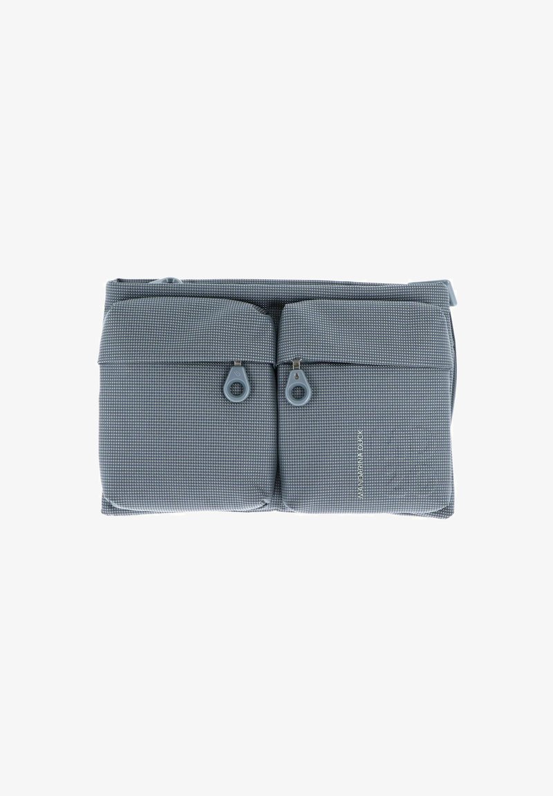 Sac en textile gris avec deux poches zippées. Présente un motif à damier, une texture lisse et un marquage discret sur le devant.