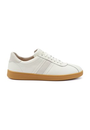 Sneaker bianchi in pelle con una texture liscia, caratterizzate da una striscia di accento grigio chiaro, punta rotonda e suola in gomma naturale.