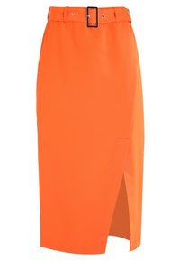 Orange Bleistiftrock mit einem Gürtel mit quadratischer Schnalle, glatter Textur, knielang und einem seitlichen Schlitz für zusätzlichen Detail.