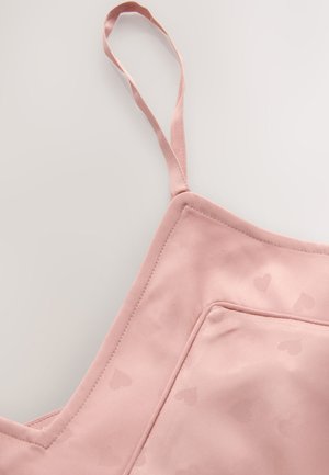 Jasnoróżowy fartuch z wzorem w serca, regulowanymi paskami i przednią kieszenią o gładkiej fakturze i starannych detalach szwów.