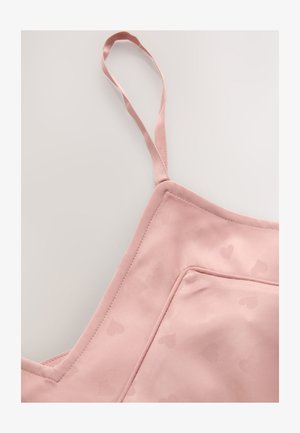 Šviesiai rožinis prijuostė su širdelių raštu, reguliuojamomis petnešėlėmis ir priekine kišene, pasižyminti lygiu paviršiumi ir tvarkingomis siuvimo detalėmis.