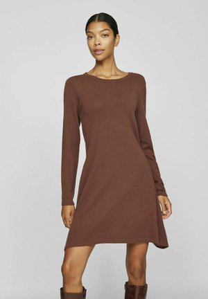 Robe longue marron à manches longues avec un col rond, un corsage ajusté et une jupe évasée ; fabriquée en tissu doux avec une texture lisse.