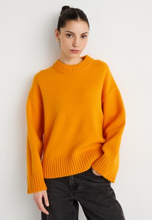 CREW NECK SWEATER - Strickpullover - dark cheddar
