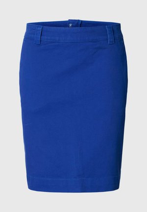 Zils zīmuļsvārks līdz ceļiem ar jostas cilpām un sprādzi jostasvietā, attēlots uz vienmērīga fona.