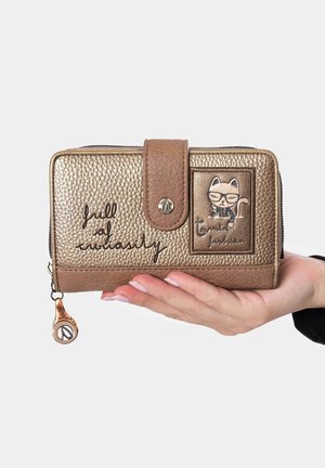 Cartera dorada metálica con una superficie texturizada, que presenta un diseño de gato y texto en relieve. Tiene un cierre con cremallera y un charm decorativo.