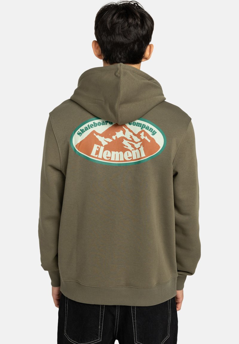 Hoodie verde oliva con una grande grafica di montagna in arancione e teal sul retro. Presenta un cappuccio con lacci e polsini a coste.