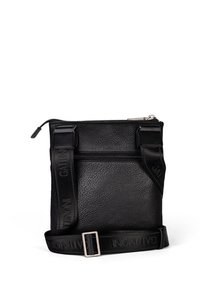 Borsa a tracolla in pelle nera con texture, dotata di cinturino regolabile e caratterizzata da nome del brand in rilievo e una tasca frontale con zip.