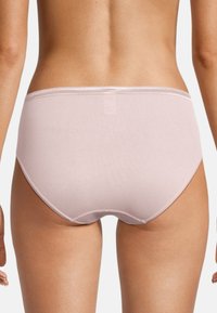 Helle rosa Unterwäsche mit voller Abdeckung, gefertigt aus weichem, dehnbarem Material. Verfügt über einen glatten Bund und nahtlose Kanten.