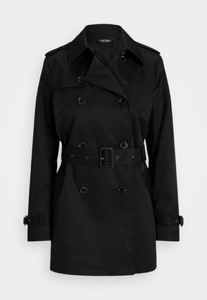 Zwarte double-breasted trenchcoat met riem, schouderringen, manchettenbanden en een brede kraag, tentoongesteld tegen een witte achtergrond.