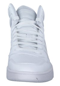 Höga vita sneakers med en slät läderutsida, texturerade meshpartier, flera snörhål och en platt gummisula.