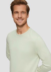 Hellgrünes Langarmshirt aus weichem Stoff mit Rundhalsausschnitt, das eine glatte Textur und eine taillierte Passform aufweist.