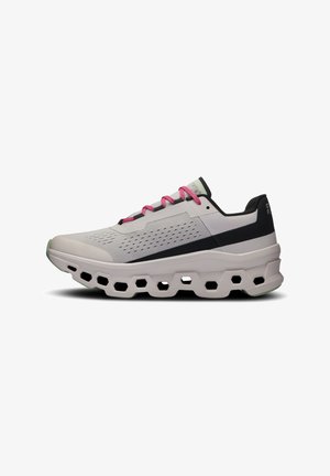 Chaussure de course légère en gris clair avec des accents noirs et roses, dessus en maille texturée et conception de semelle hexagonale distinctive.