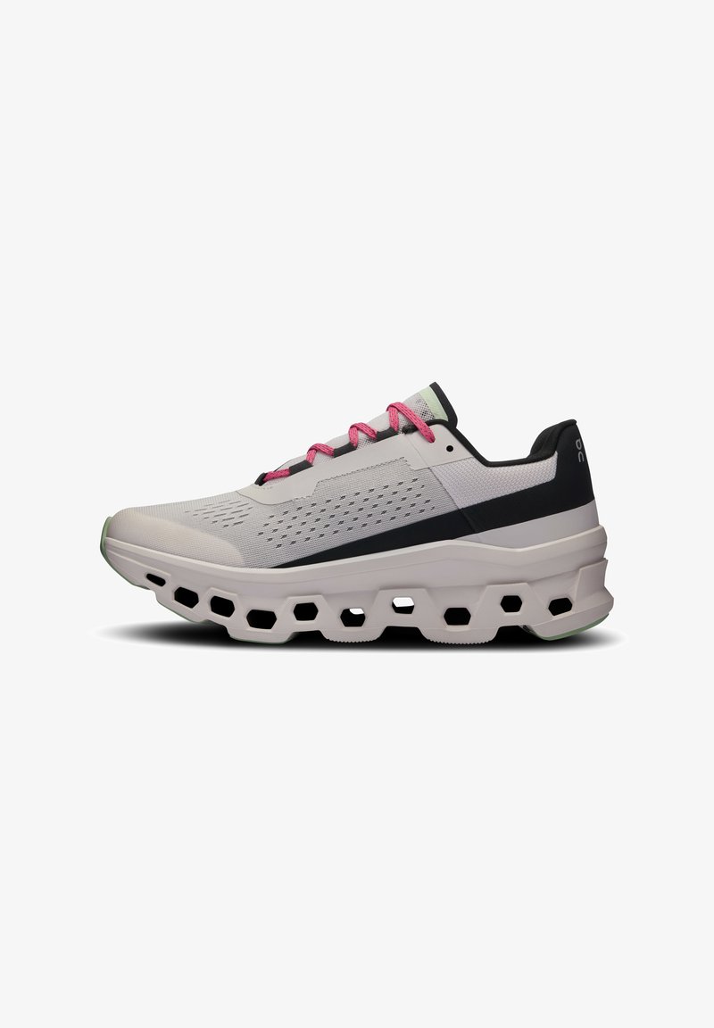 Chaussure de course légère en gris clair avec des accents noirs et roses, dessus en maille texturée et conception de semelle hexagonale distinctive.