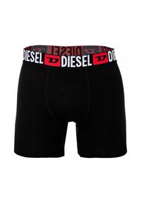 Czarne bawełniane bokserki z czerwoną i białą gumką z logo Diesel. Posiadają dopasowany krój i gładką fakturę.