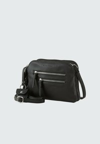 Schwarze Leder-Crossbody-Tasche mit zwei vorderen Reißverschlusstaschen, verstellbarem Trageriemen und glatter Oberfläche. Verfügt über silberfarbene Beschläge und Reißverschlussakzente.