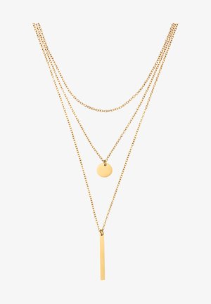 Collier à couches en tonalité dorée comportant trois chaînes : une avec un pendentif circulaire et une autre avec une barre rectangulaire verticale.