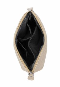 Krémový prošívaný psaníčko se stříbrným zipem, které má vnitřní prostor se dvěma přihrádkami podšité černou látkou se vzorem v úhlopříčných pruzích.