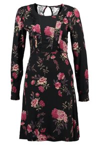 Vestido negro con flores que presenta mangas largas, escote cuadrado, detalles de volantes y rosas bordadas en tonos de rosa y verde.