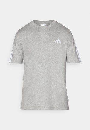 Pelēks īsās piedurknes t-krekls, izgatavots no kokvilnas maisījuma ar apaļu kakla izgriezumu. Uz katra pleca ir trīs baltas svītras un neliels logotips.