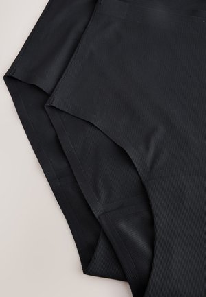 Crne kratke hlače od rebrastog tkanja sa glatkim pojasom. Imaju moderan kroj, meku teksturu i suptilan dizajn bez istaknutih uzoraka ili naglasaka.