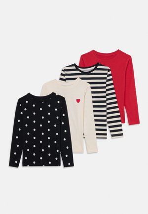 Quattro magliette a maniche lunghe per bambini esposte, con motivi di pois bianchi su fondo nero, crema con cuori rossi, righe bianche e nere, e tinta unita rossa.