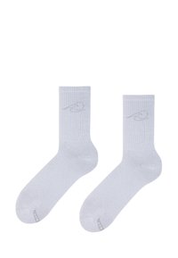 Skarpetki bawełniane w jasnoszarym kolorze z prążkowaną teksturą. Posiadają subtelne logo na mankiecie i jednolity kolor na całej długości. Standardowa długość do kostki.