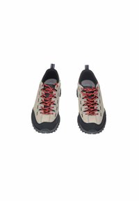 Scarpe da trekking beige con suola in gomma nera, lacci rossi e dettagli laterali. Presentano un laccio per il pull tab e una tomaia testurizzata per garantire grip.