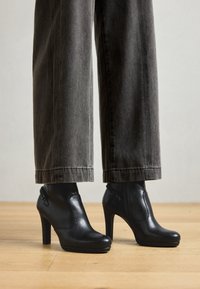 Stivaletti con plateau - black